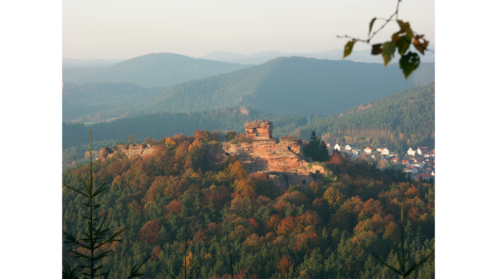 Die sagenumwobene Burg Drachenfels aus Sandsteinfelsen inmitten des Pfälzerwaldes