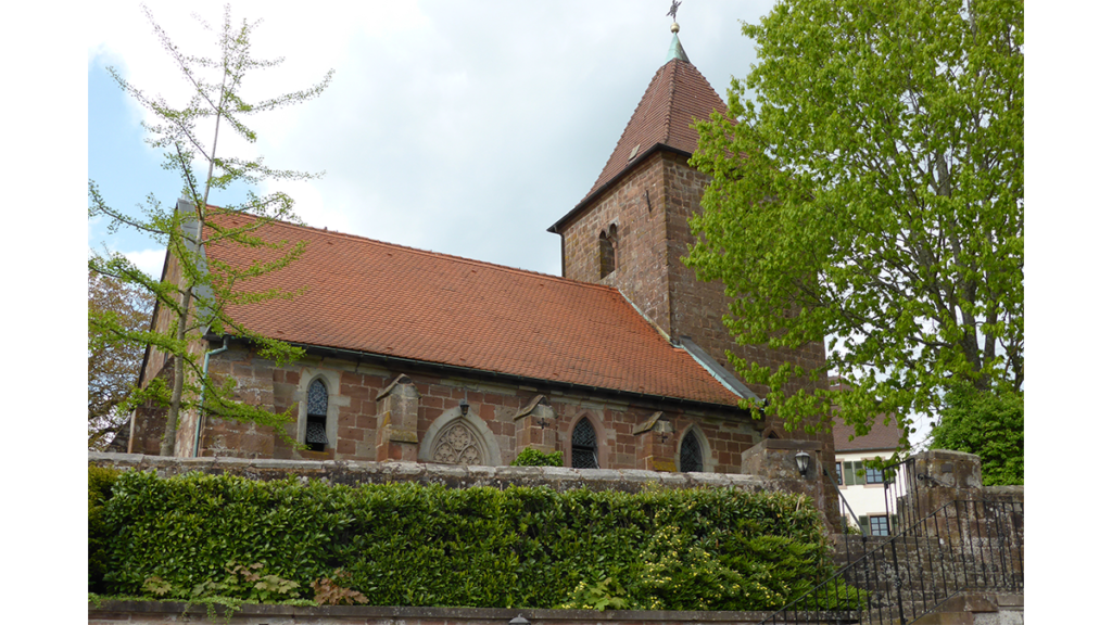 eine schöne Kirche aus rötlichem Sandstein ist St.Martin, ein Dom im Kleinen