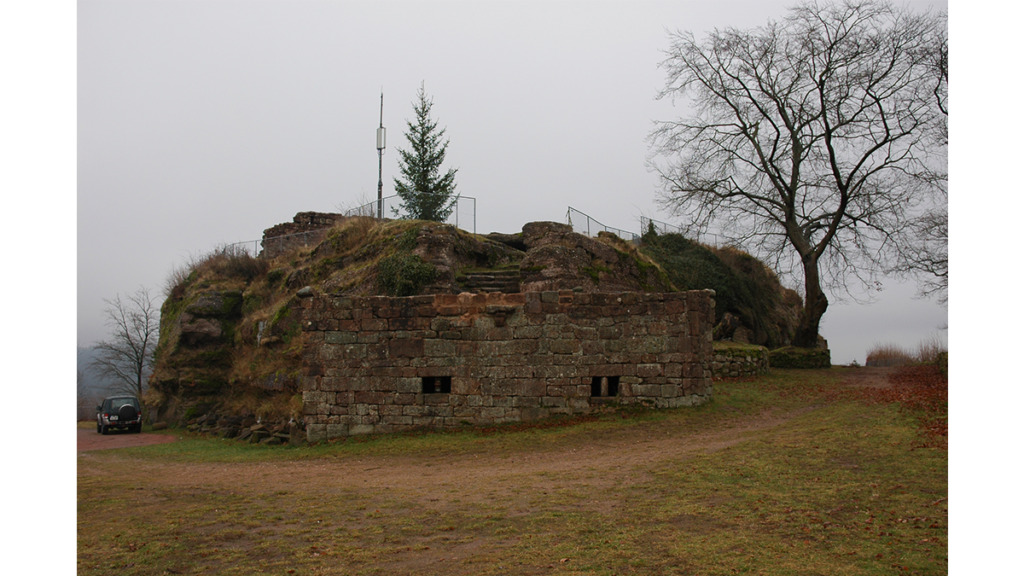 Die Ruine einer Burg auf einem Hügel- eine Burg und ein Burgeninformationszentrum in Lemberg