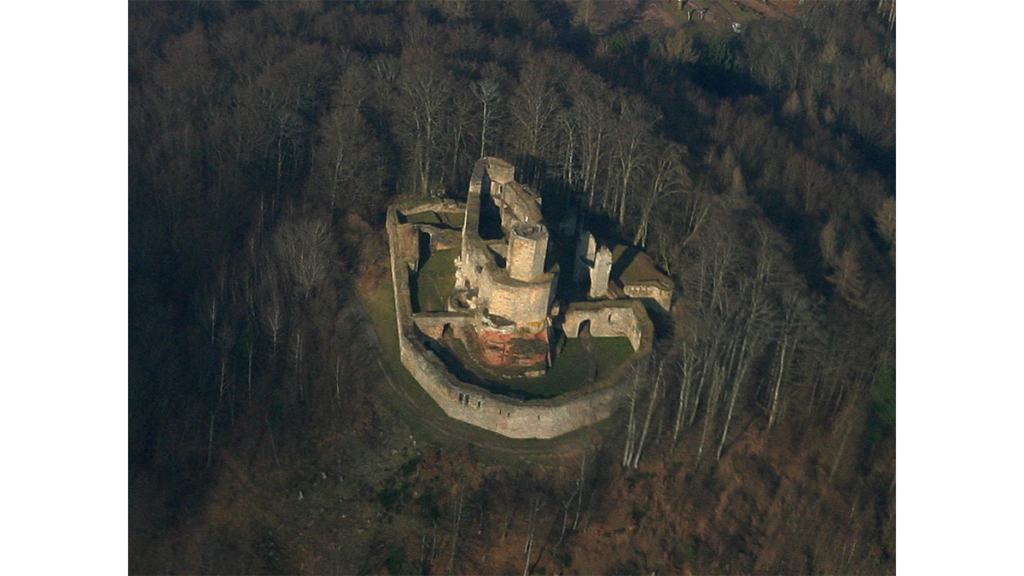 die Burgruine von Burg Gräfenstein hoch oben aus der Luft aufgenommen mit siebeneckigen Bergfried