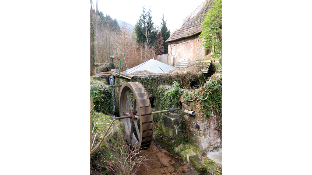 Ein altes Mühlenrad an einer Mühle in der Pfalz