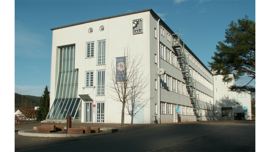 Das weisse Gebäude des Deutschen Schuhmuseums in Hauenstein. Es gibt auch einen flotten Schusterpfad