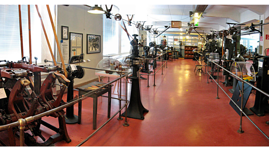 Die Werkstatt im Schuhmuseum zeigt die Herstellung von Schuhen. Außen liegt ein Schusterpfad in der Nähe 