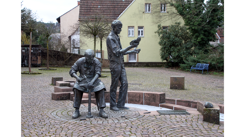 ein Schusterbrunnen mit den Skulpturen zweier Schuster zeigt die Wichtigkeit der Schuhherstellung in Hauenstein, wo man gut auf Schusters Rappen unterwegs sein kann