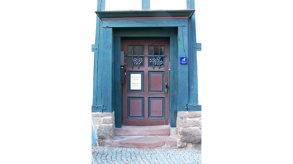 Die braune Eingangstür in das historische Lutherhaus
