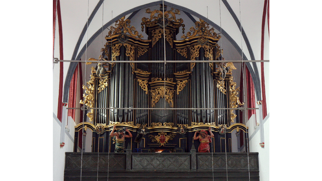 eine alte Kirchenorgel, die Wagner-Orgel im Brandenburger Dom, eine Sehenswürdigkeit wie das Brandenburger Theater