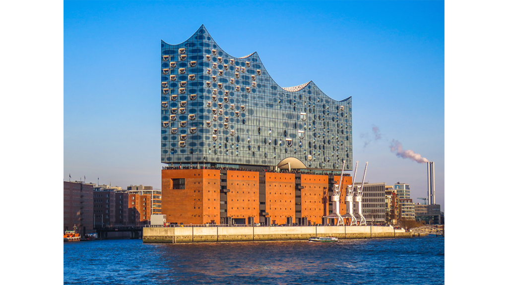 Die Elbphilharmonie - das neue Symbol für die Stadt Hamburg im Vergleich zu ihrer neobarocke Zeitgenossenschaft dem Stadttheater