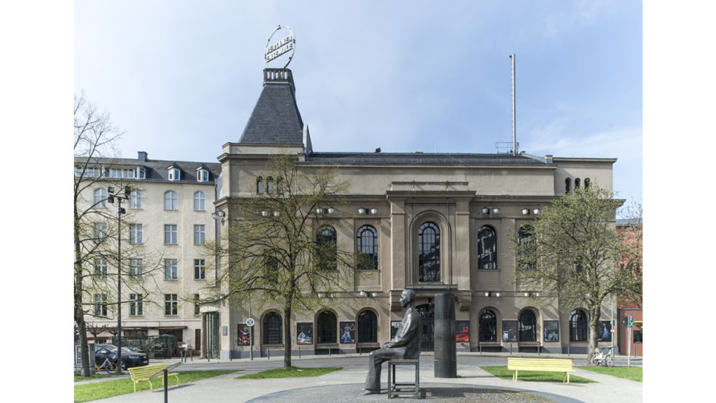 Das schönste Theater der Welt: das Berliner Ensemble mit einer Statue von Bertold Brecht im Vordergrund