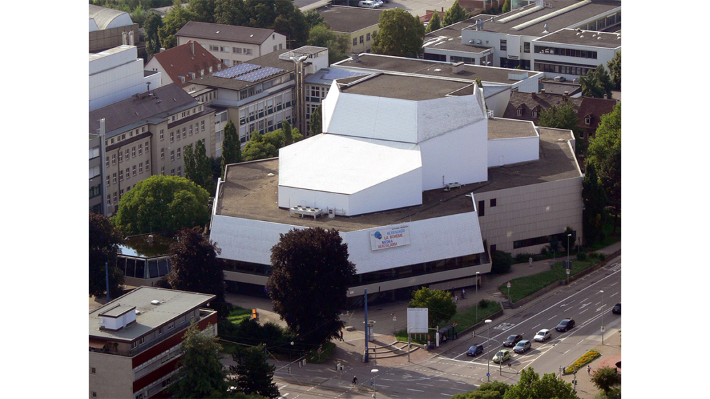 Das Theater Ulm von einer anderen Sehenswürdigkeit, dem Münsterturm des Ulmer Münsters aus gesehen