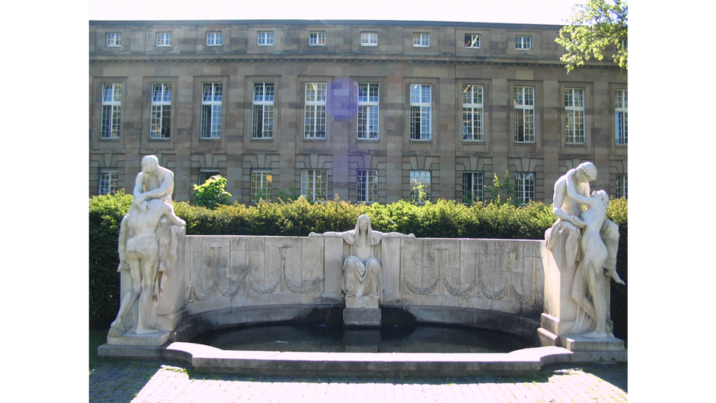 Vor dem Haus der guten Geister, dem Opernhaus Stuttgart: Der Schicksalsbrunnen gedenkt der ermordeten Sängerin Anna Sutter