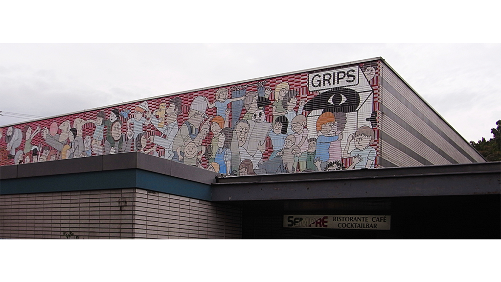 ein Fliesenmosaik an der Wand des GRIPS Theaters zeigt Kinder