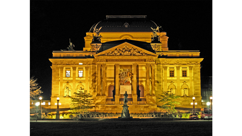 Das Staatstheater in Wiesbaden bei Nacht von vorne. In der Nähe gibt es heisse Quellen.
