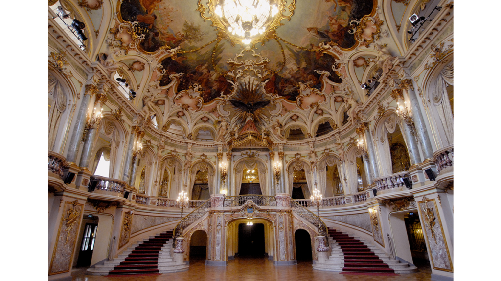 Das prunkvolle Foyer des Staatstheaters Wiesbaden. Aussen gibt es heisse Quellen in der Nähe des Theaters.