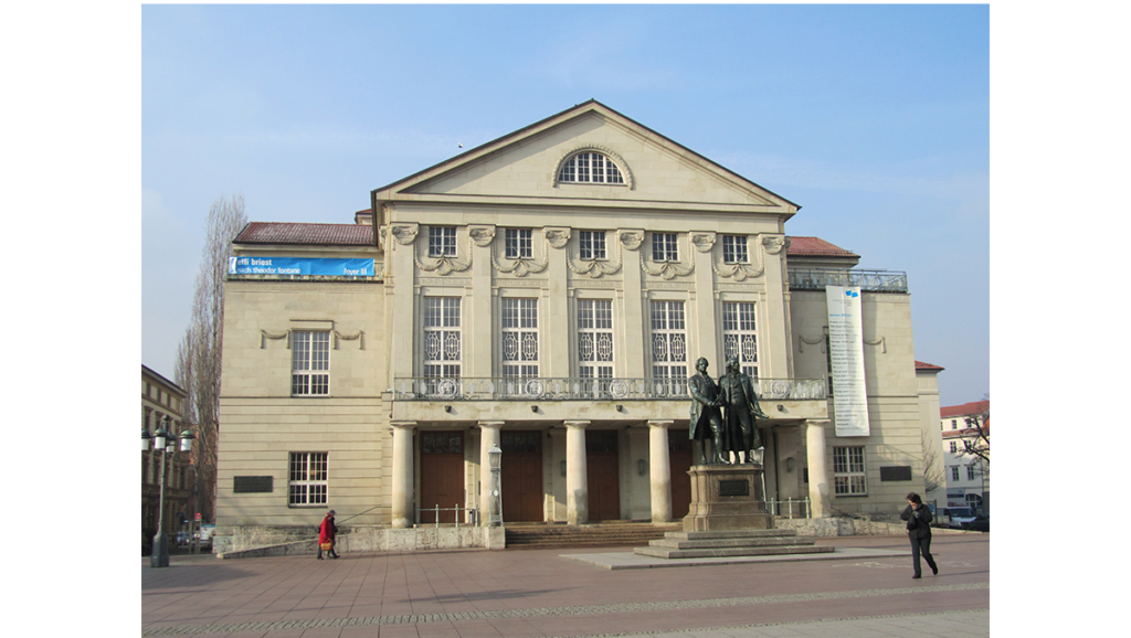 Weimarer Theater: Das Deutsche Nationaltheater DNT in seiner heutigen Form. Im Vordergrund das Wahrzeichen Weimars, das Goethe-Schiller Denkmal