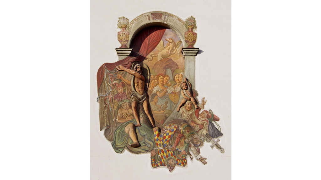 Detail eines Reliefs am Theater. Die alten Spaßmacher wurden 1773 nach der Theaterreform von der Bühne verbannt. In Konstanz prägen eine Frau, der See und das Theater die Kultur.