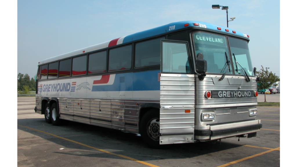 Ein amerikanischer Greyhound Bus mit offener Tür. Als Zielort ist die Stadt Cleveland angegeben