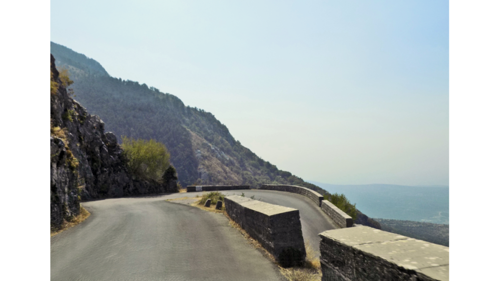 eine steile Serpentinenkurve an einem Bergpass in Montenegro