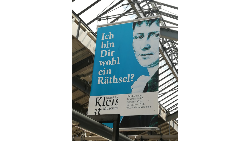 Ein Werbeschild am Bahnhof von Frankfurt / Oder für das Heinrich von Kleist Museum