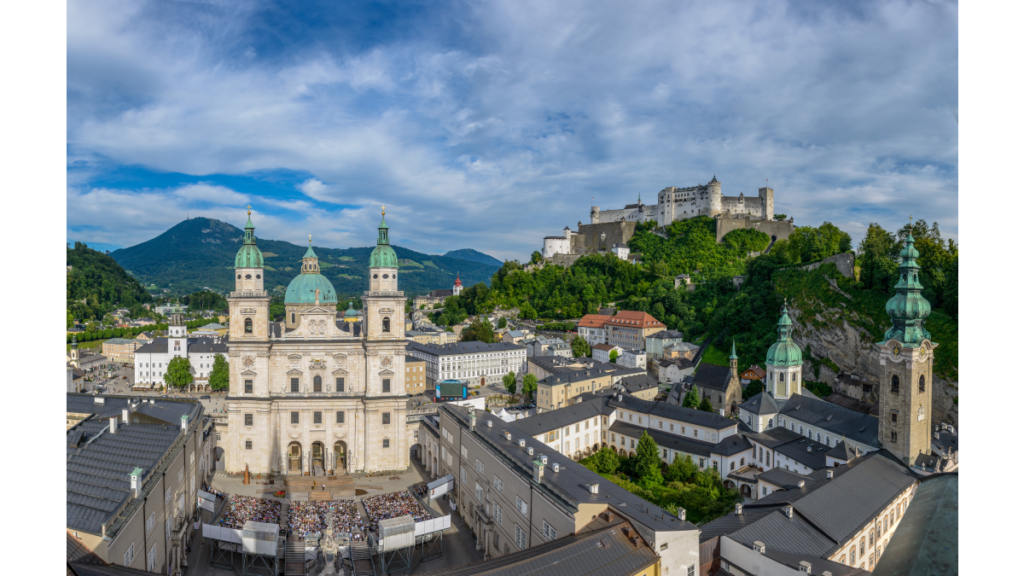 Ein Blick von oben auf die Jedermann-Bühne in Salzburg, Österreich