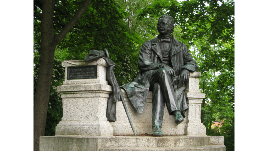 Das Fontanedenkmal in Neuruppin zeigt den Dichter sitzend mit Hut und Gehstock