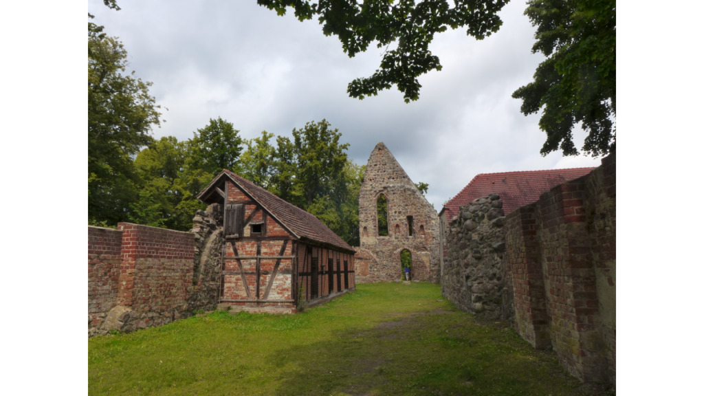 Ein Blick auf die verbliebenen Gebäude des Klosters Lindow