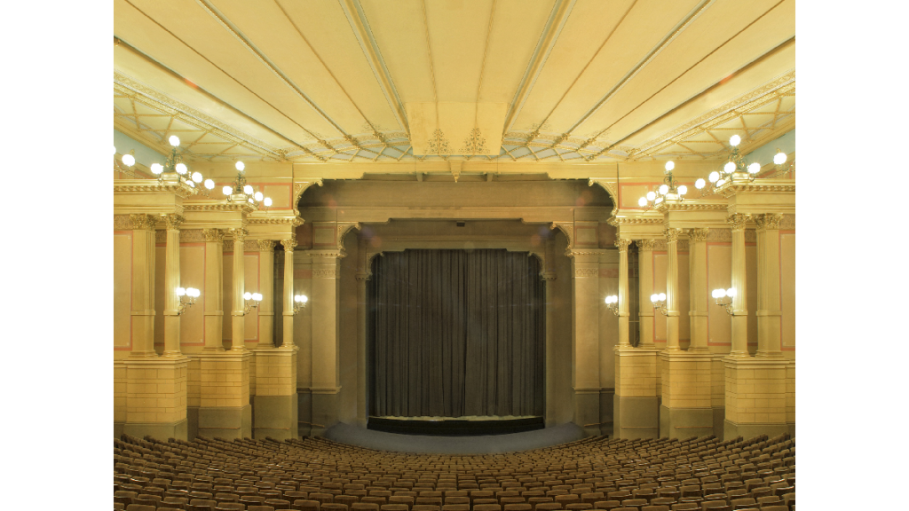 Der Blick auf die Bühne im Bayreuther Festspielhaus