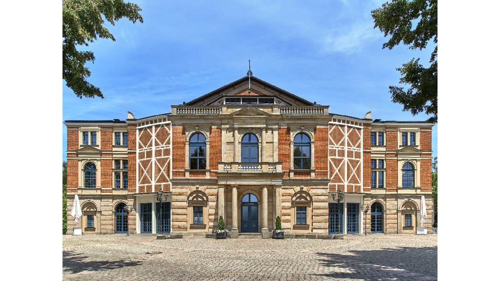 Die Front des Festspielhauses Bayreuth