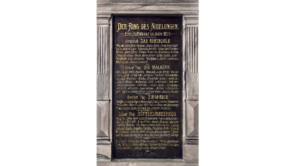 Eine Steintafel listet die Besetzung der Oper "Der Ring des Nibelungen" von 1876 auf