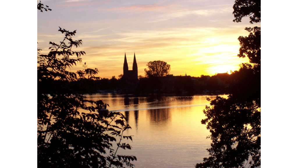 Der Blick über den Ruppiner See auf die Klosterlirche St. Trinitatis am Abend