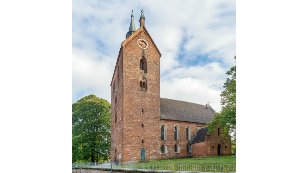 Eine Kirche mit Turm und Kirchengewölbe
