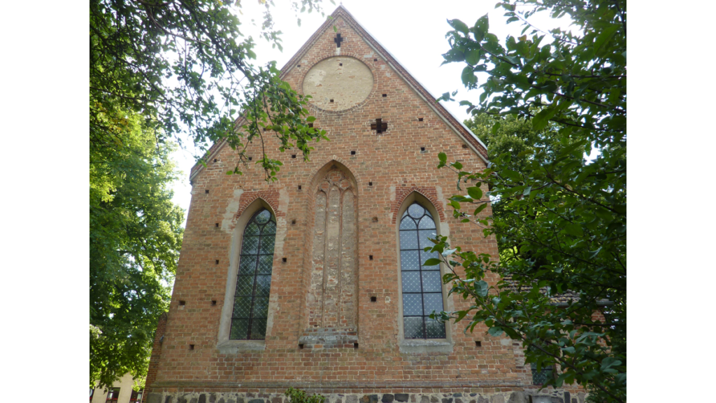 Die Ostseite der Sankt Nikolai-Kirche mit drei spitzgiebeligen Fenstern