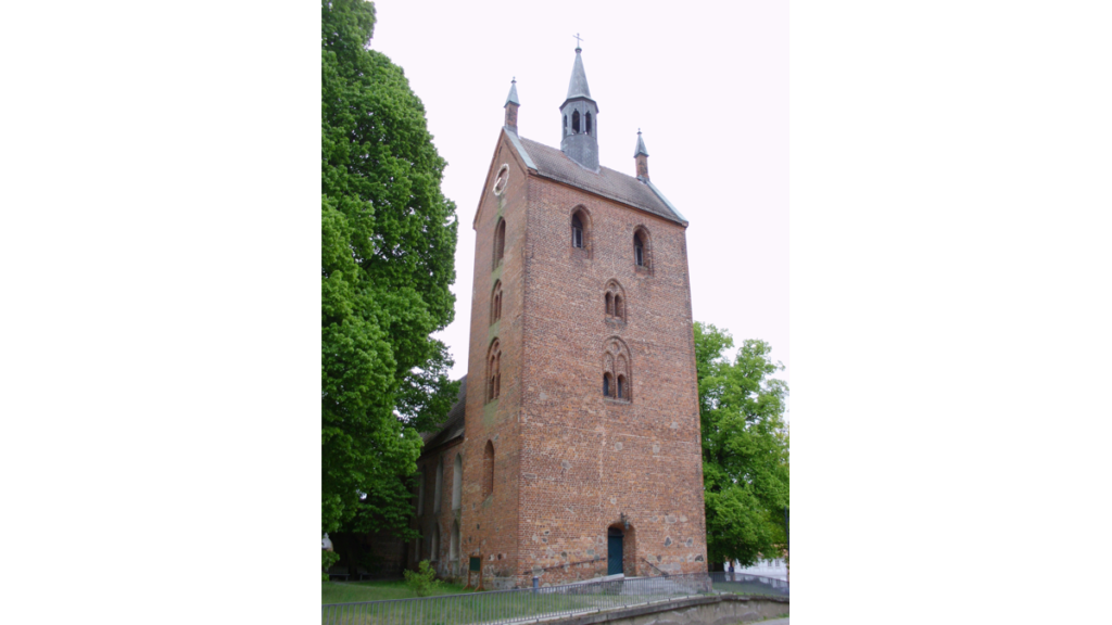 Der neuere Turm der Sankt Nikolaikirche ist größer als ein normaler Kirchenturm