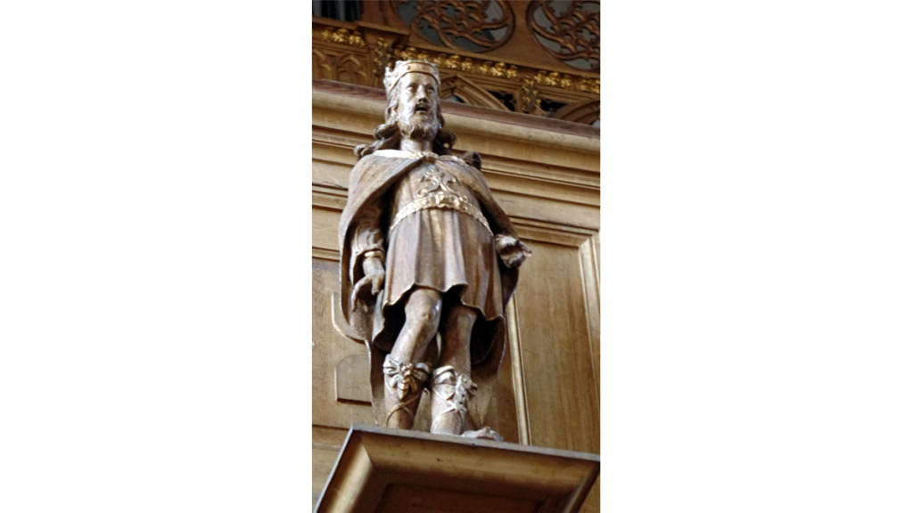 Eine geschnitzte Figur des König David in der Marienkirche in Wittstock