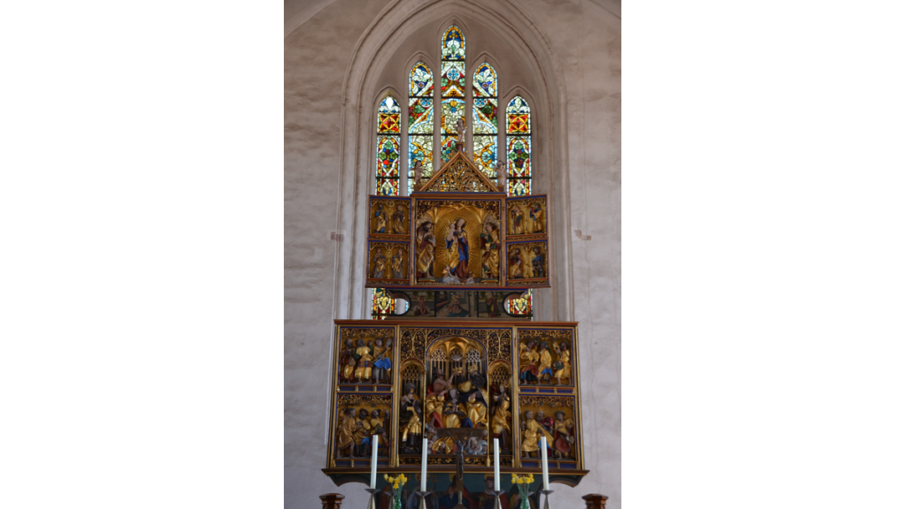 Der zweiteilige, aus Holz geschnitzte Altar der Marienkirche zeigt die Jungfrau Maria