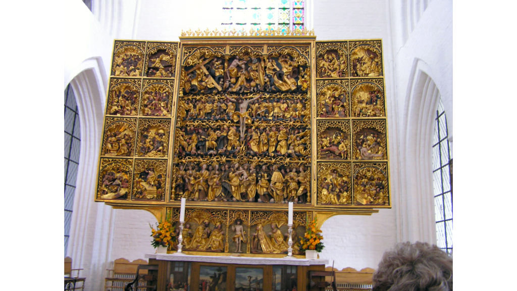 Der in prunkvollen goldenen Schnitzereien gehaltene Altar des Bildschnitzers Claus Berg in Sankt Knud