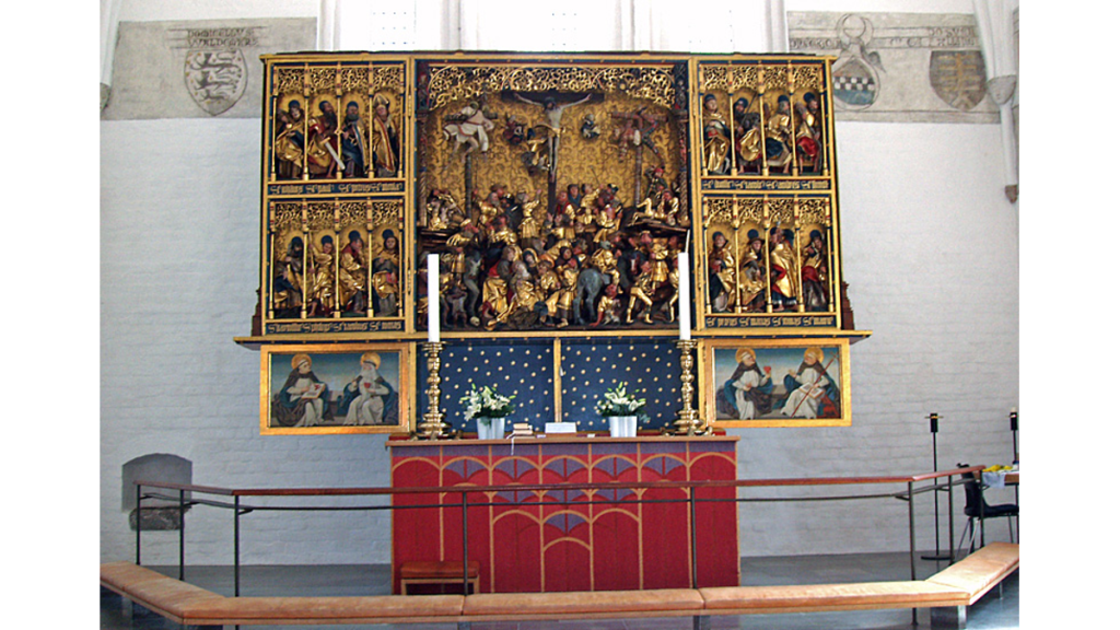 Ein geschnitzter Altar mit fein ausgearbeiteten Details des Bildschnitzers Claus Berg in Arhus