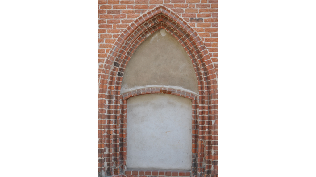 Ein gemauerter Fensterbogen aus Backstein in der Heiliggeistkirche in Wittstock