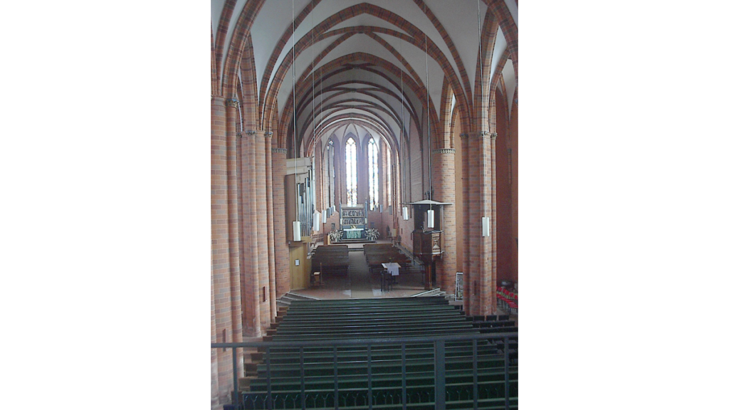 Das Innere der Klosterkirche St. Trinitatis mit hohen Bögen