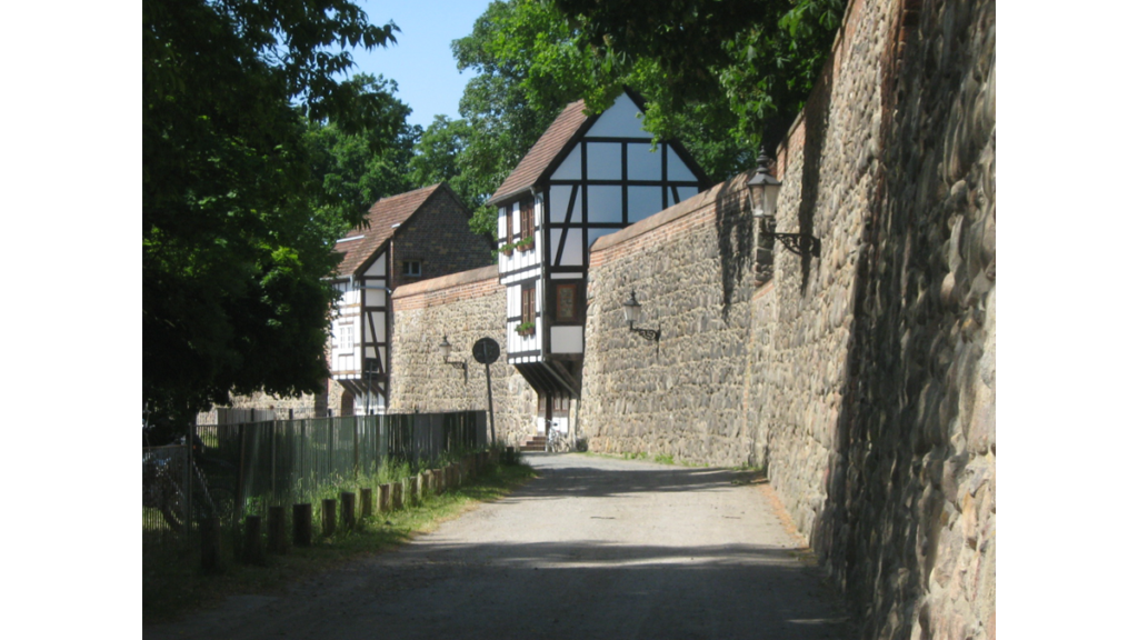 Eine mittelalterliche Stadtmauer mit in Fachwerk gehaltenen Wieckhäusern