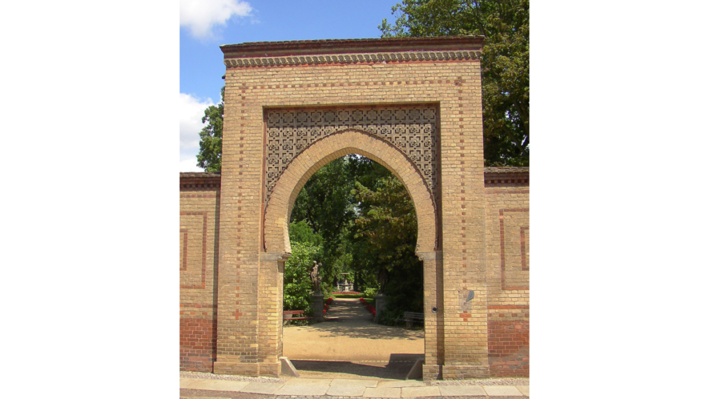 Eine Nahansicht des orientalisch spitz zulaufenden Portals am Eingang des Tempelgartens
