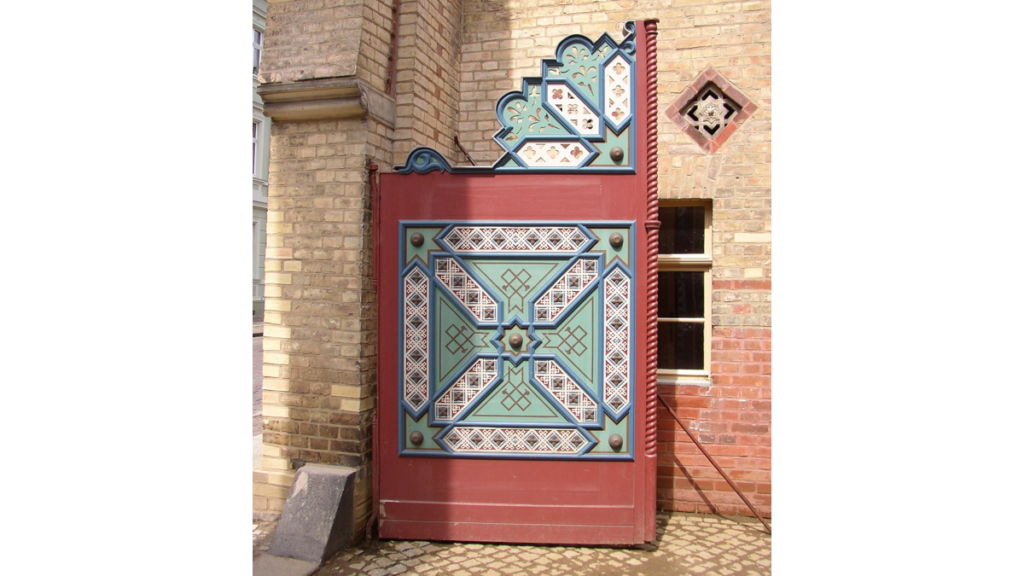 Ein in leuchtenden Farben mit orientalischem Motiv gestalteter Torflügel