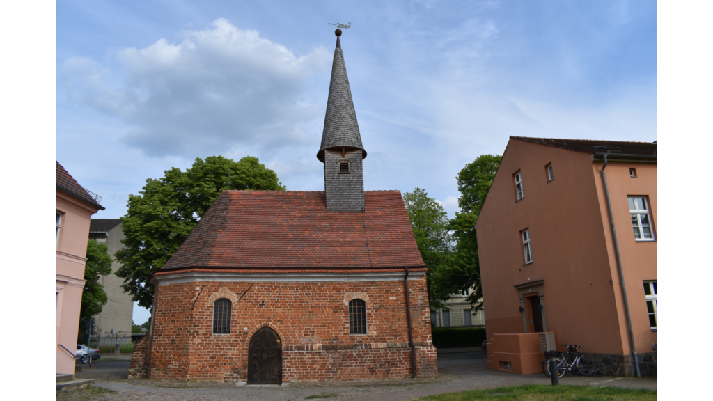 Die kleine Sankt Georg Kapelle in Neuruppin von der Nordseite aus gesehen