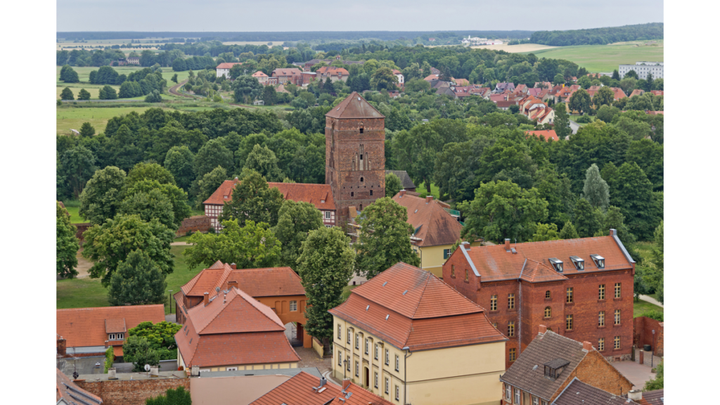 Ein Luftbild, das eine mittelalterliche Bischofsburg in Wittstock zeigt