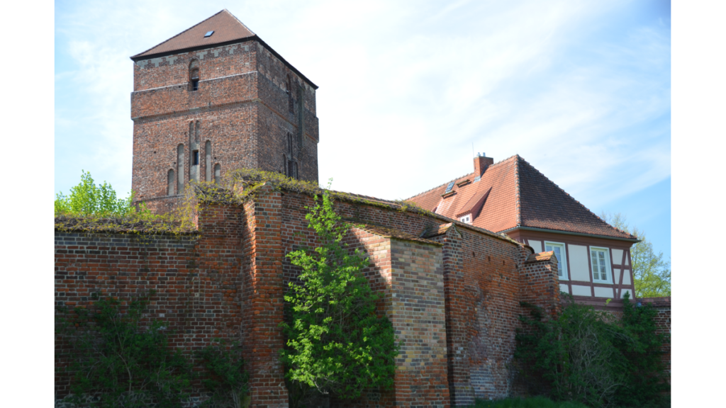 Die alte Festungsmauer der Alten Bischofsburg samt Turm
