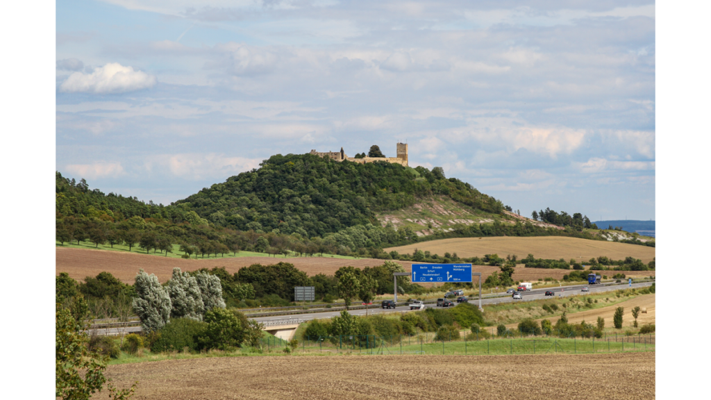 Eine Burg erhebt sich auf einem Hügel