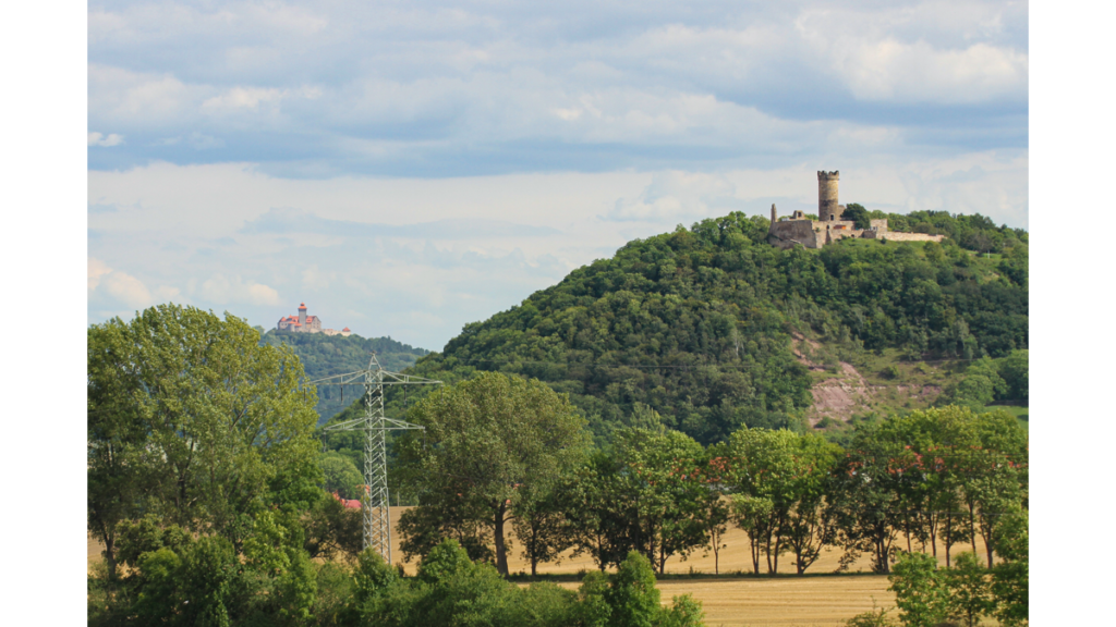 Die Mühlburg und die Wachsenburg, zwei der drei Gleichen, gemeinsam auf ihren Hügeln zu sehen