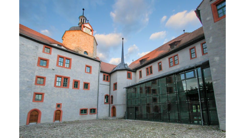 Der Innenhof des Alten Schlosses mit einer modernen Glassfassade