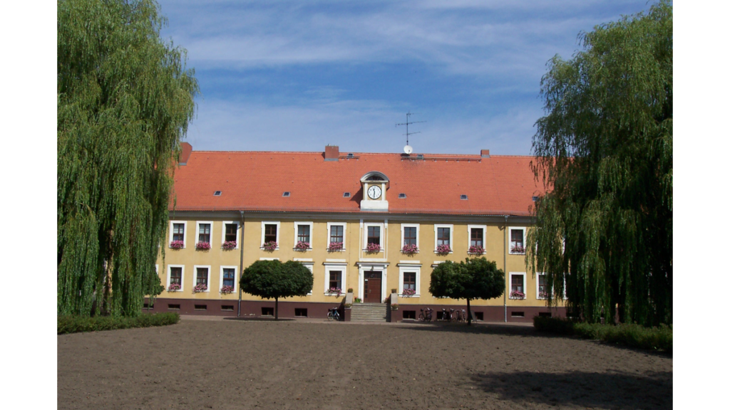 Das Verwaltungsgebäude vom Landgestüt Neustadt ist zweigeschossig, gelb gestrichen und hat ein rotes Ziegeldach