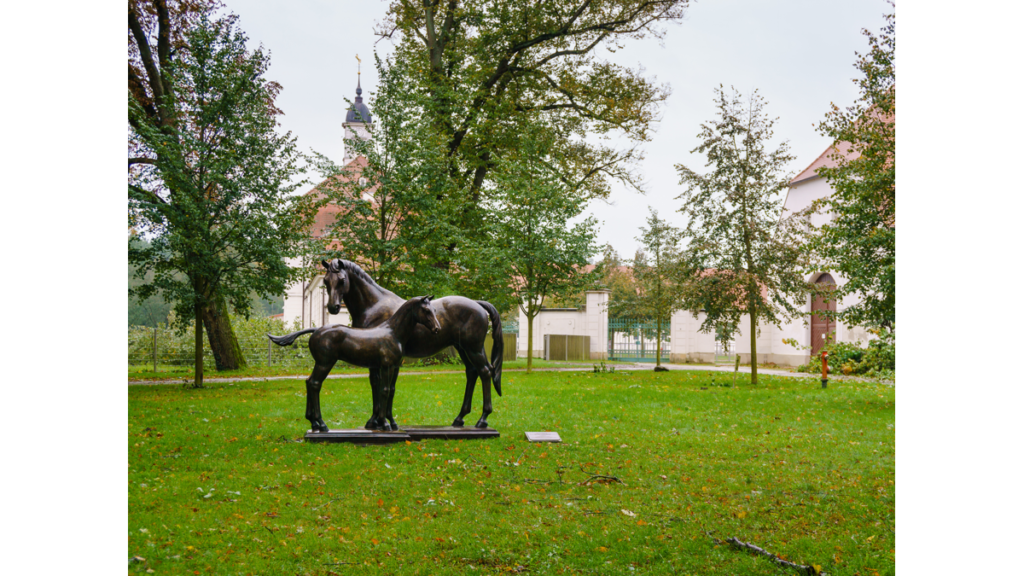 Eine Bronzestatue einer Stute mit Fohlen auf dem Gestüt in Neustadt