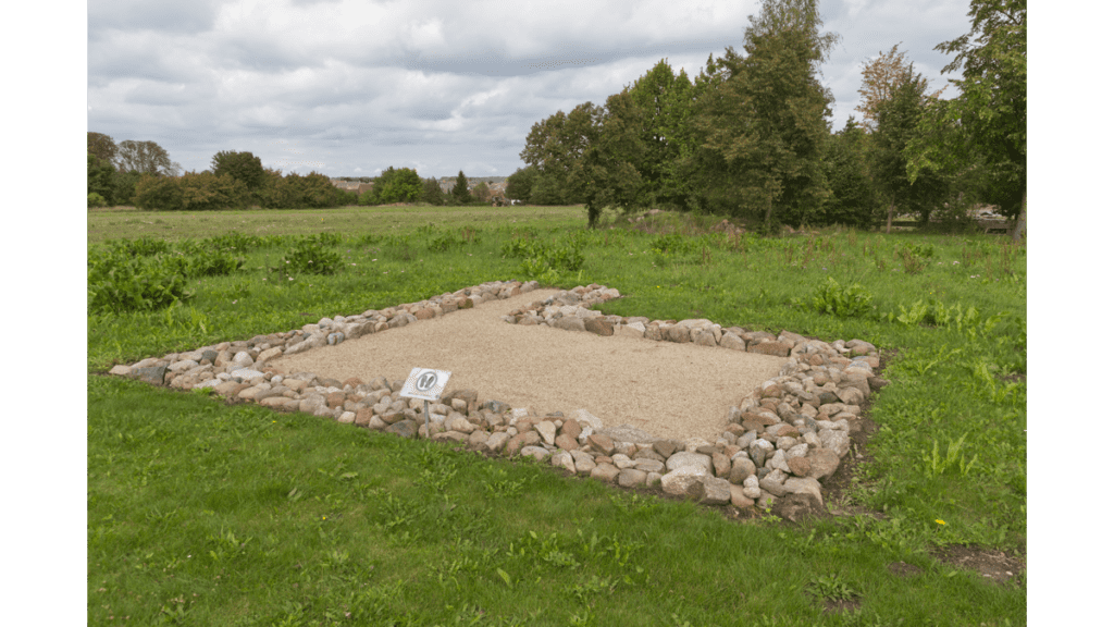 Der steinerne Grundriss eines mittelalterlichen Hauses im Archäologischen Park in Freyenstein